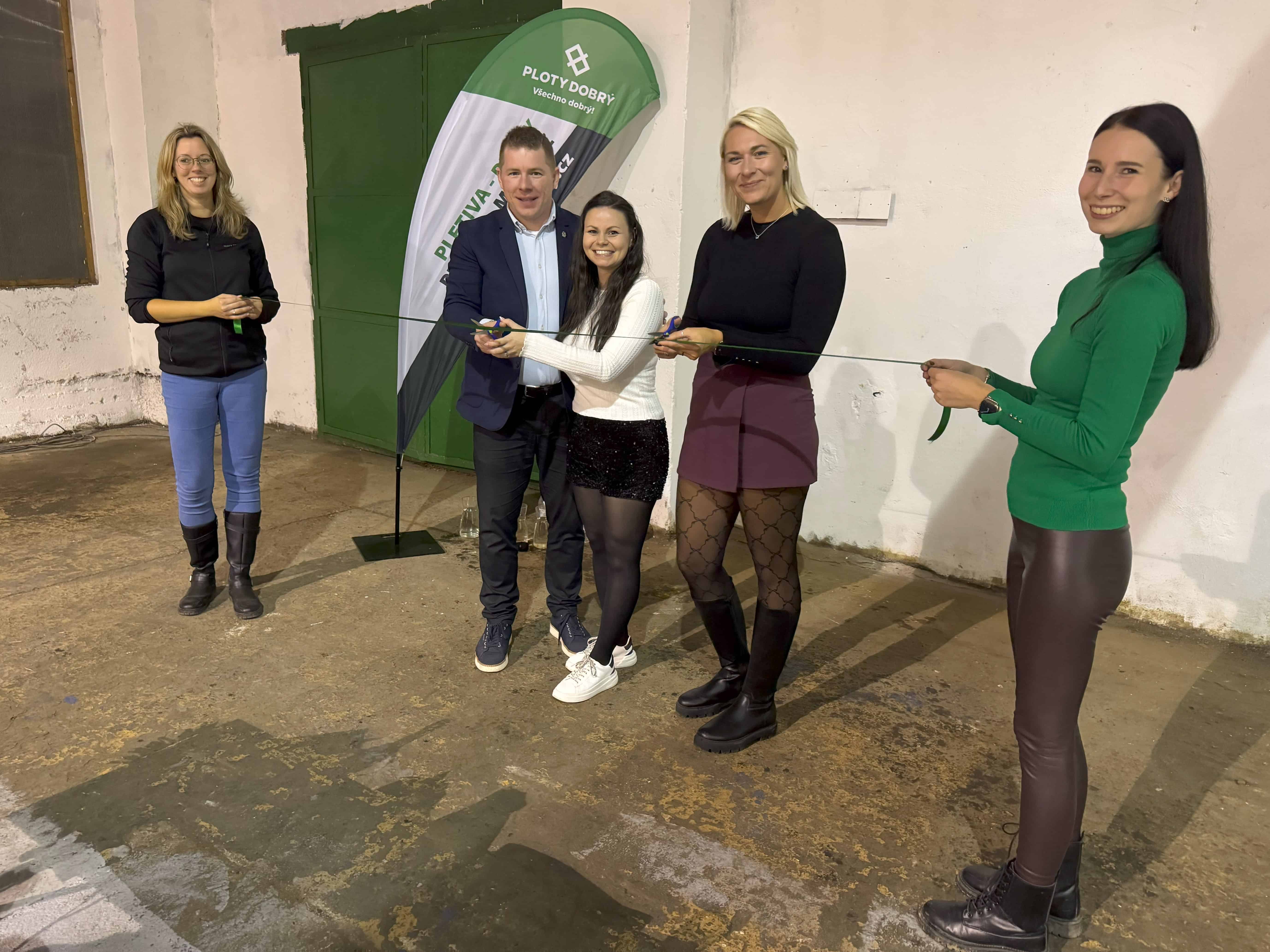 Slavnostní otevření nové pobočky Ploty Dobrý - přestřižení pásky